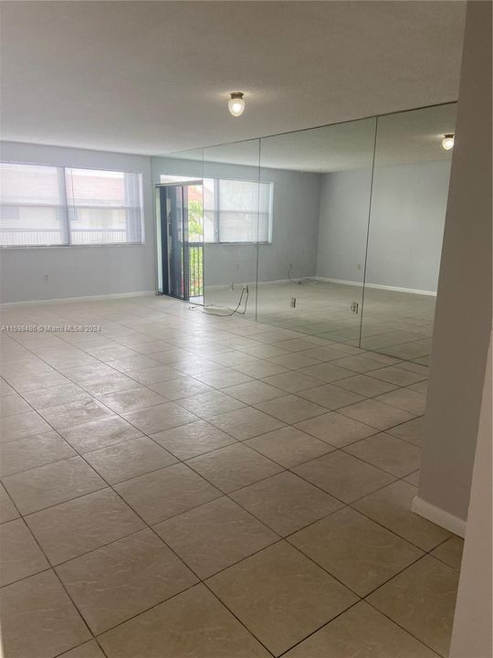 Active With Contract: $1,850 (1 beds, 1 baths, 893 Square Feet)