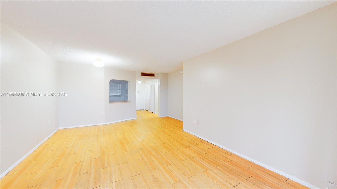 For Sale: $157,900 (1 beds, 1 baths, 947 Square Feet)