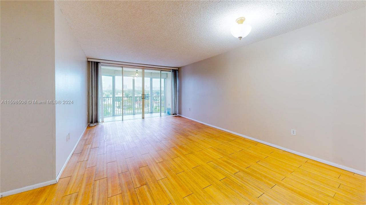 For Sale: $157,900 (1 beds, 1 baths, 947 Square Feet)