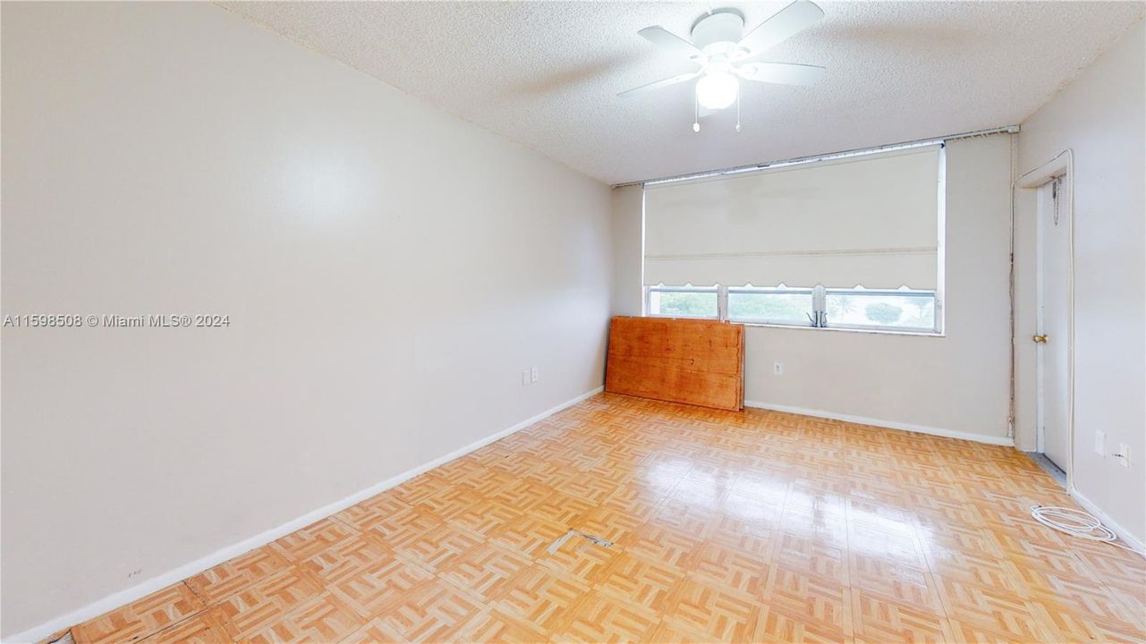 For Sale: $157,900 (1 beds, 1 baths, 947 Square Feet)