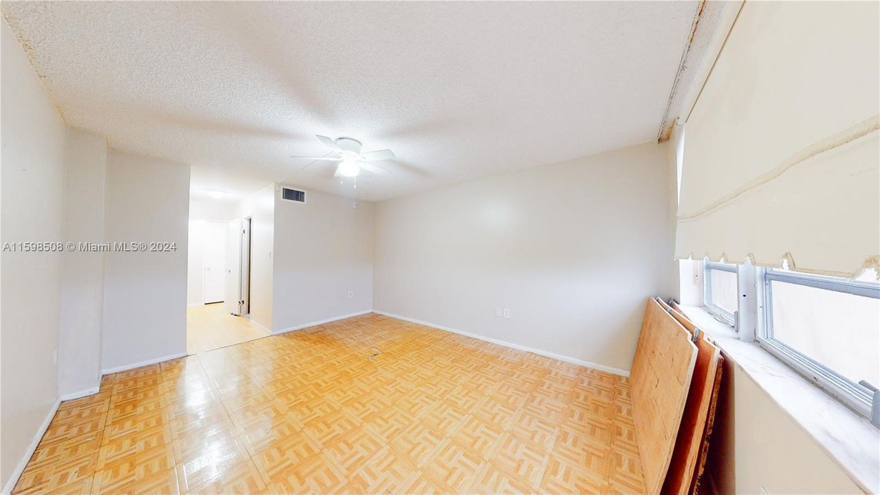 For Sale: $157,900 (1 beds, 1 baths, 947 Square Feet)