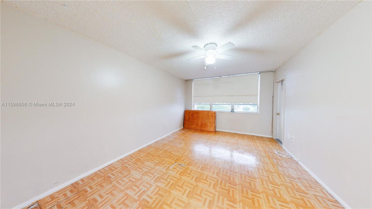 For Sale: $157,900 (1 beds, 1 baths, 947 Square Feet)