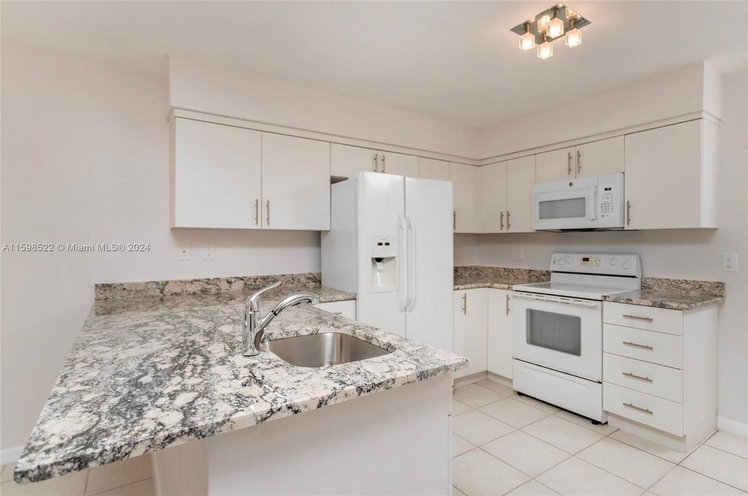 For Sale: $357,000 (2 beds, 1 baths, 1110 Square Feet)