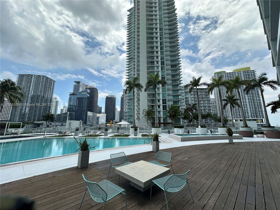 Active With Contract: $2,800 (1 beds, 1 baths, 736 Square Feet)