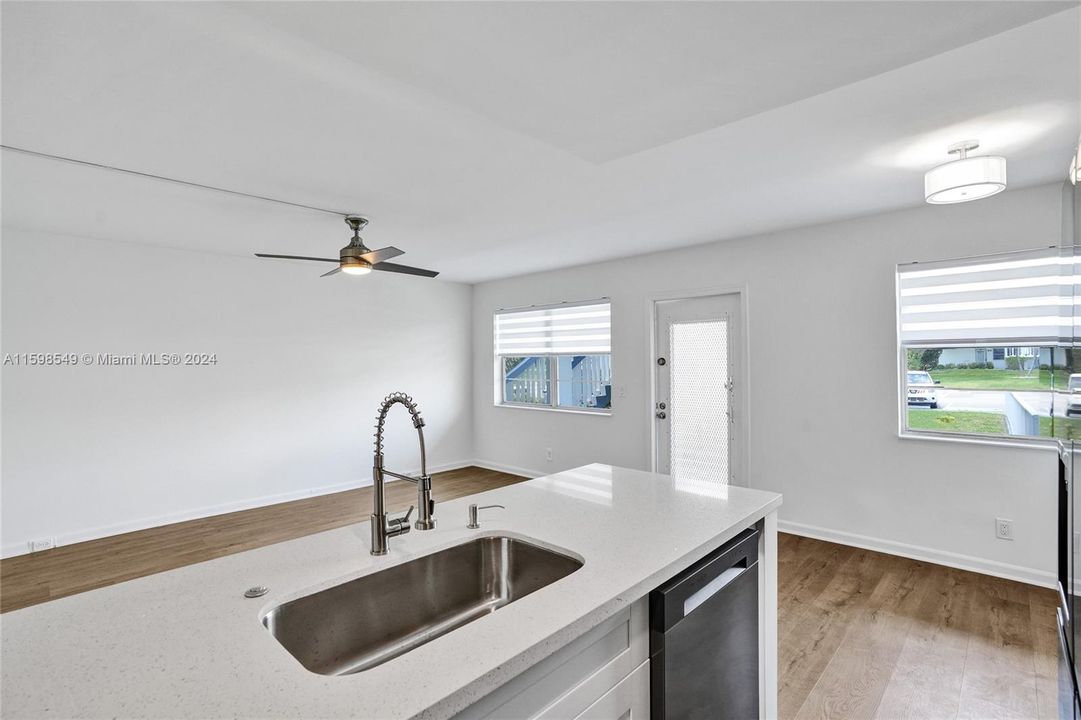 For Sale: $269,000 (2 beds, 1 baths, 820 Square Feet)