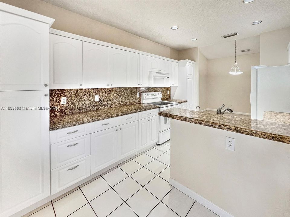 Active With Contract: $3,250 (3 beds, 2 baths, 1367 Square Feet)