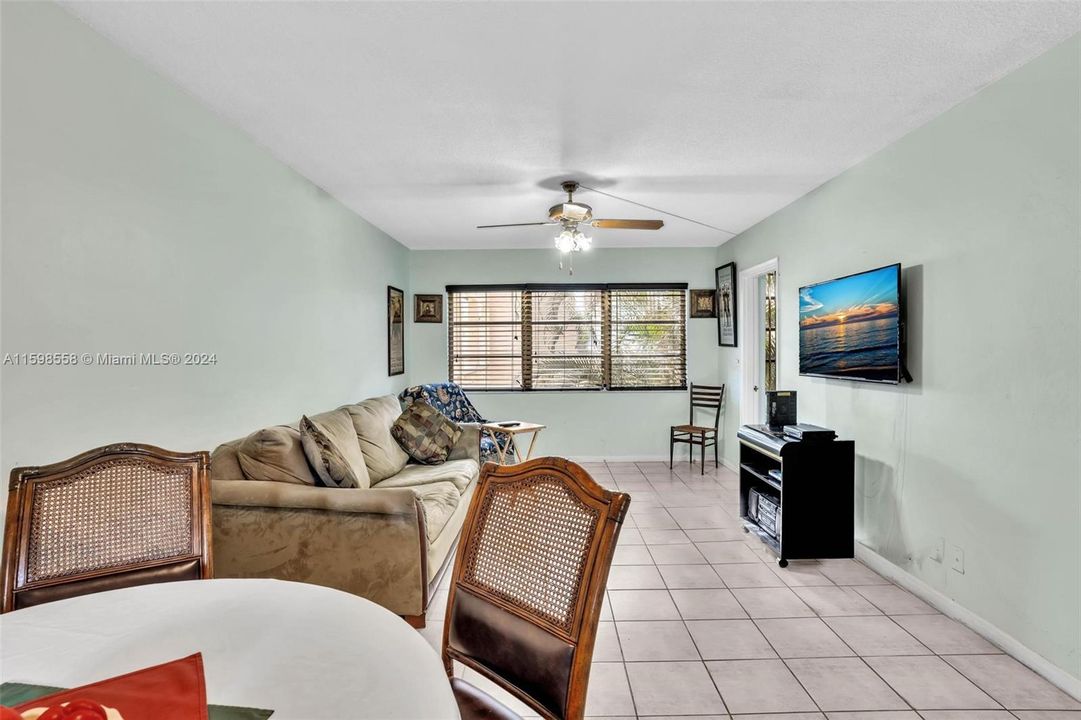 For Sale: $127,000 (1 beds, 1 baths, 697 Square Feet)