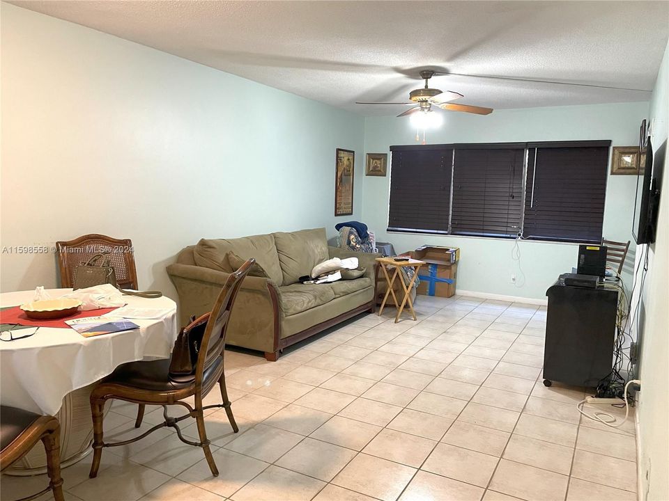 For Sale: $138,900 (1 beds, 1 baths, 697 Square Feet)