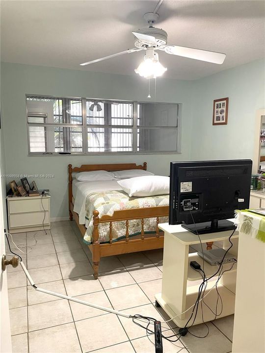 For Sale: $127,000 (1 beds, 1 baths, 697 Square Feet)