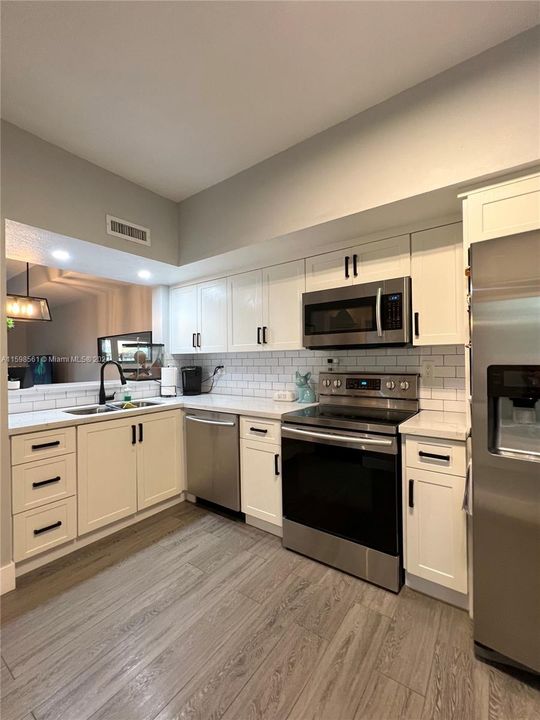 Active With Contract: $3,350 (3 beds, 2 baths, 1382 Square Feet)