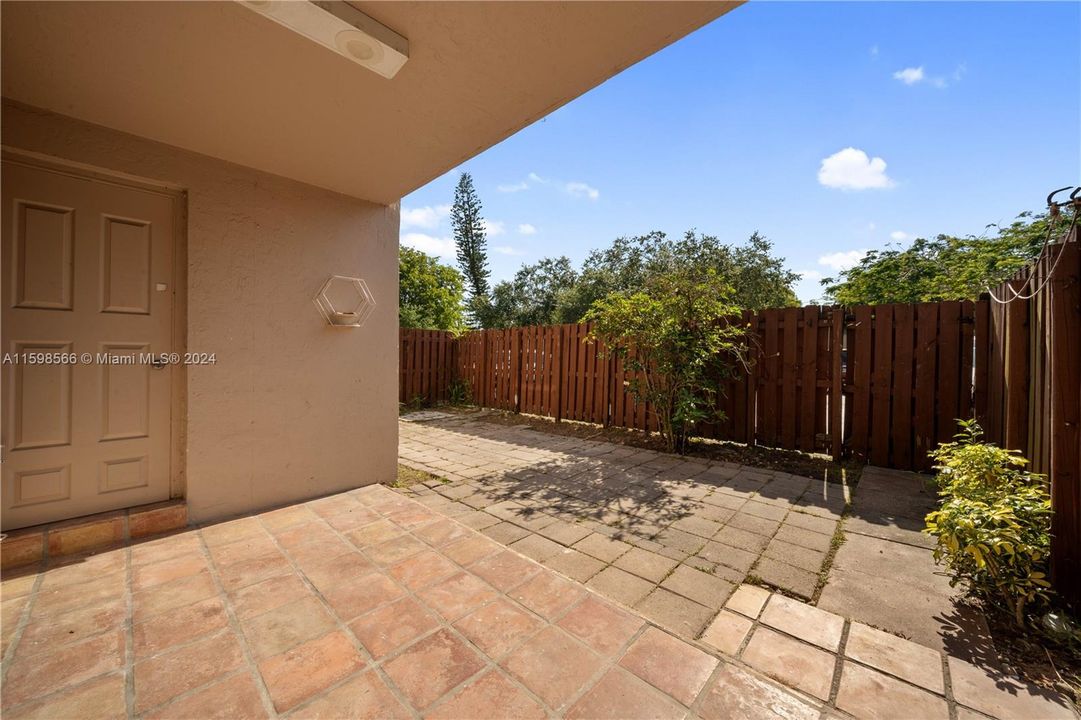 Recently Rented: $2,300 (2 beds, 2 baths, 986 Square Feet)