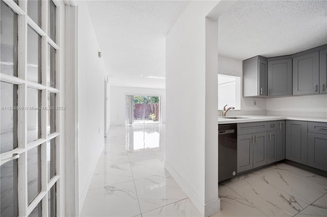 Recently Rented: $2,300 (2 beds, 2 baths, 986 Square Feet)