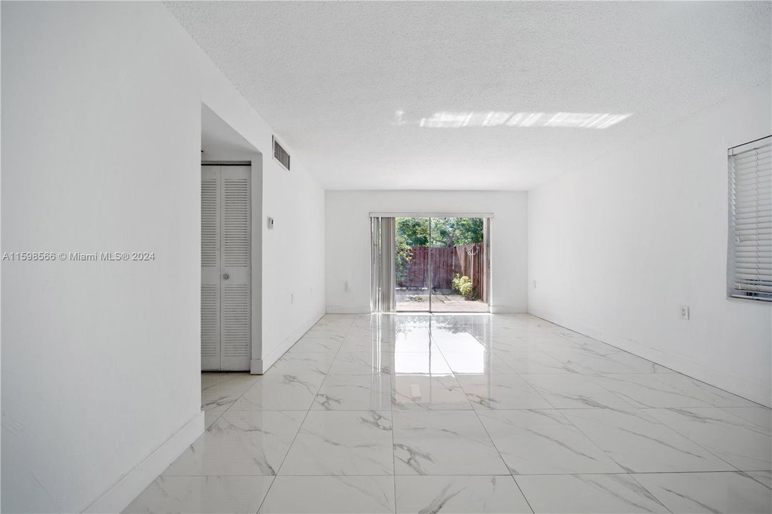 Recently Rented: $2,300 (2 beds, 2 baths, 986 Square Feet)