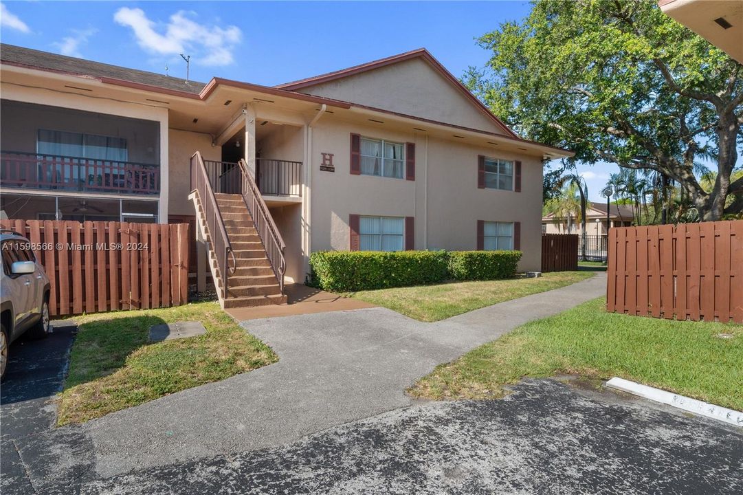 Recently Rented: $2,300 (2 beds, 2 baths, 986 Square Feet)