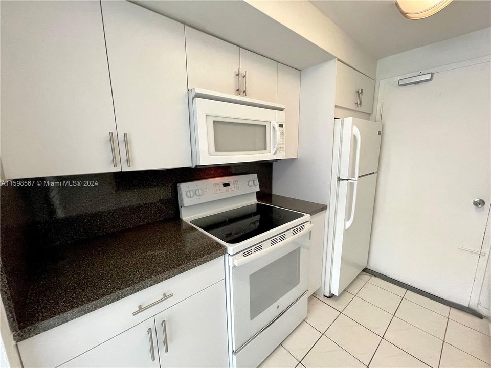 Recently Rented: $2,075 (1 beds, 1 baths, 658 Square Feet)