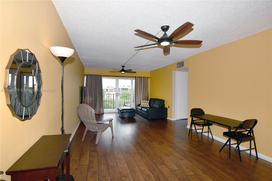 Recently Sold: $260,000 (1 beds, 1 baths, 838 Square Feet)