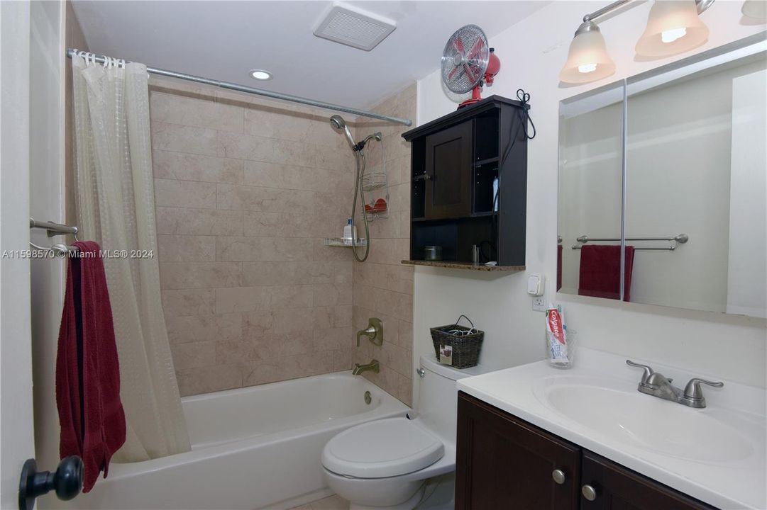 For Sale: $260,000 (1 beds, 1 baths, 838 Square Feet)