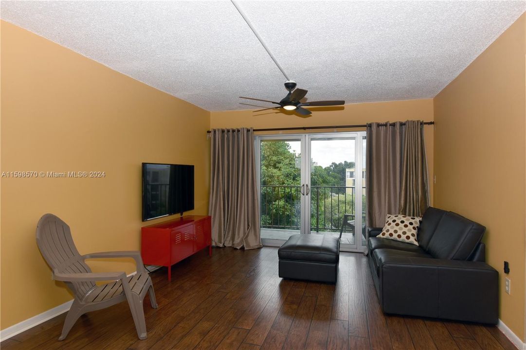 Active With Contract: $260,000 (1 beds, 1 baths, 838 Square Feet)