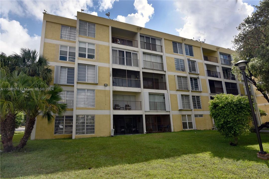 Active With Contract: $260,000 (1 beds, 1 baths, 838 Square Feet)