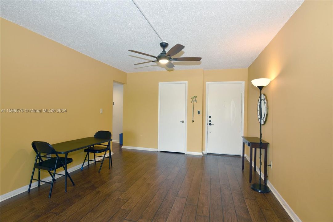 For Sale: $260,000 (1 beds, 1 baths, 838 Square Feet)