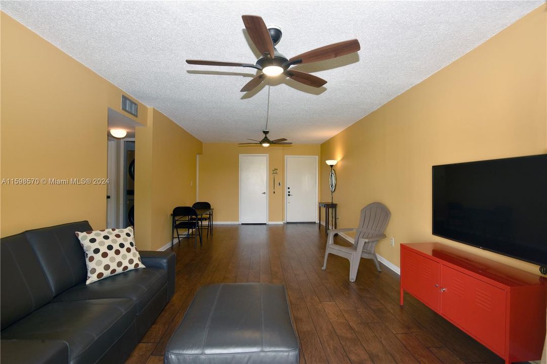 Active With Contract: $260,000 (1 beds, 1 baths, 838 Square Feet)