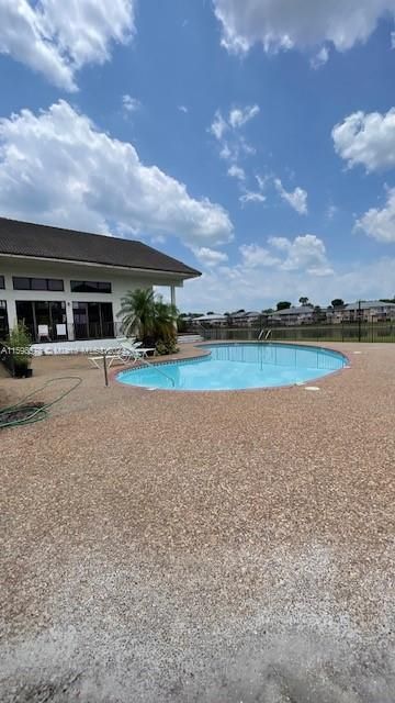 Recently Rented: $2,275 (2 beds, 2 baths, 1075 Square Feet)