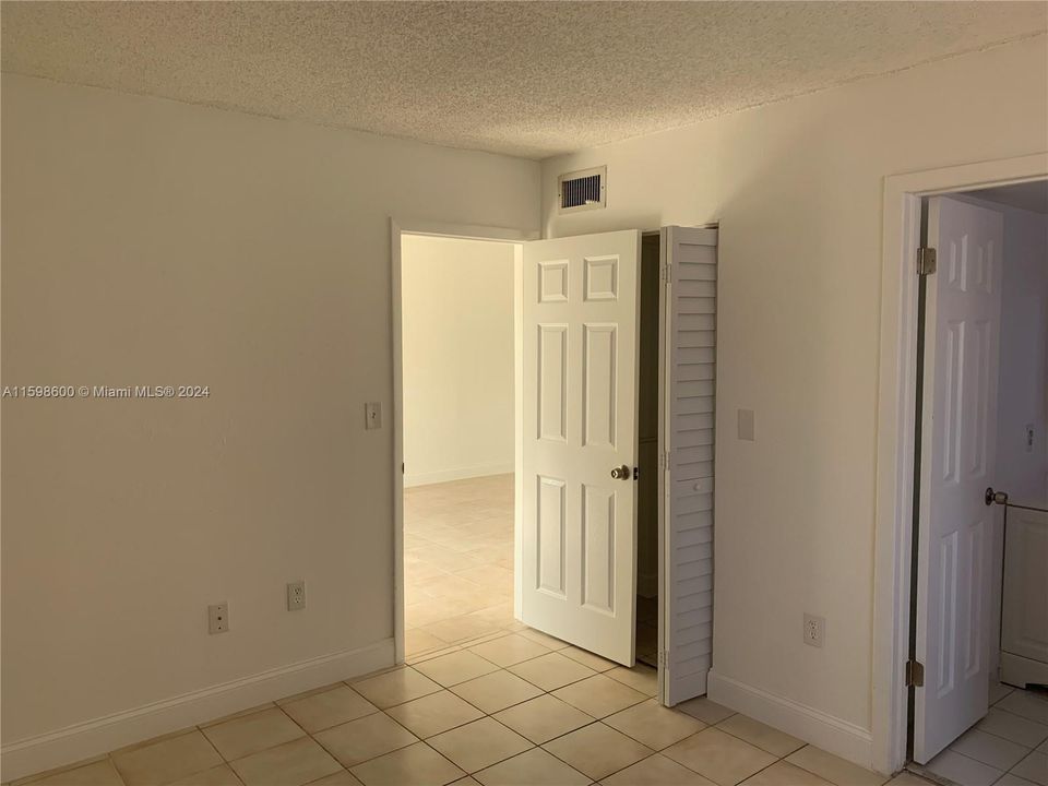 Active With Contract: $2,000 (2 beds, 2 baths, 867 Square Feet)