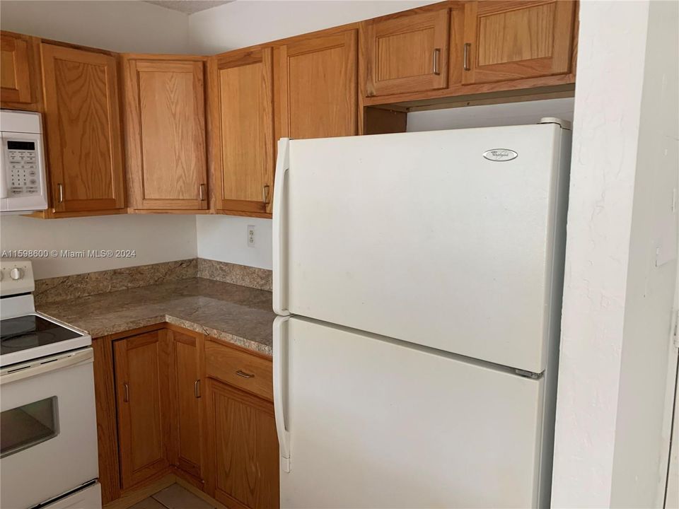 Active With Contract: $2,000 (2 beds, 2 baths, 867 Square Feet)