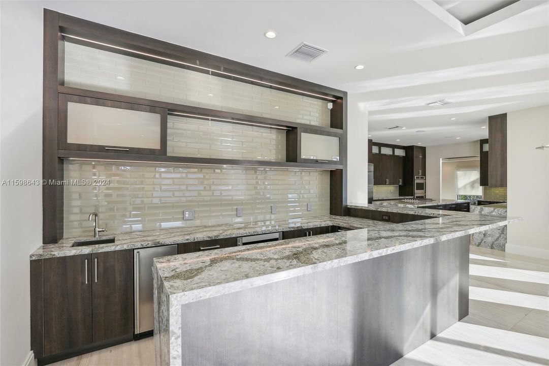 Под контрактом: $5,275,000 (5 спален, 3 ванн, 4858 Квадратных фут)