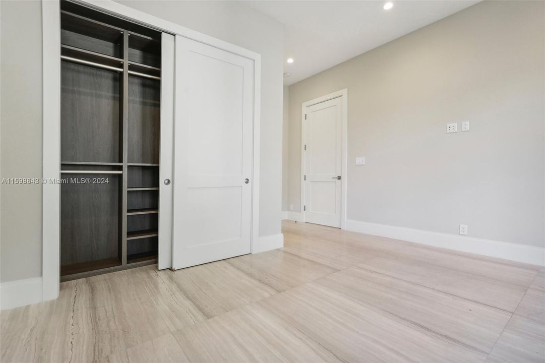 Под контрактом: $5,275,000 (5 спален, 3 ванн, 4858 Квадратных фут)