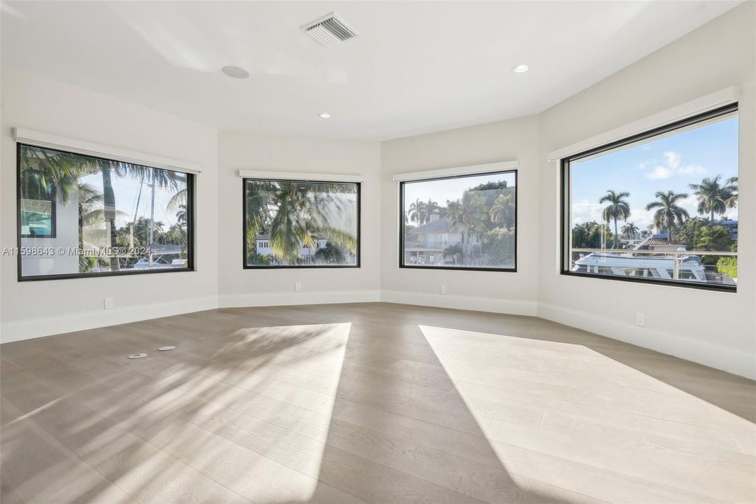 Под контрактом: $5,275,000 (5 спален, 3 ванн, 4858 Квадратных фут)