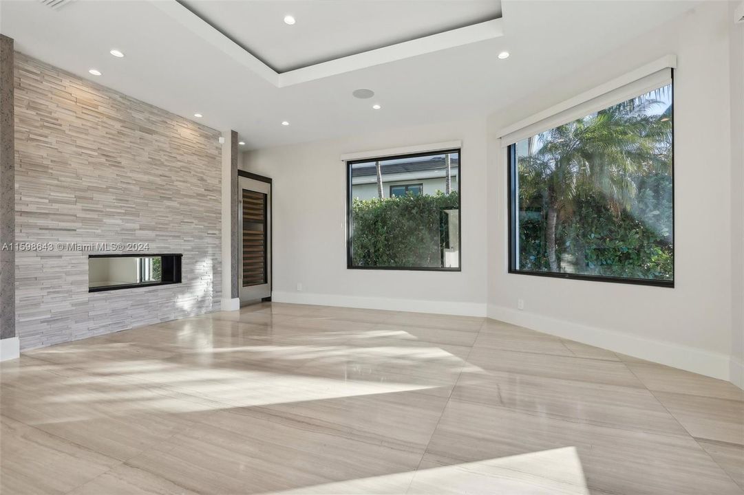 Под контрактом: $5,275,000 (5 спален, 3 ванн, 4858 Квадратных фут)