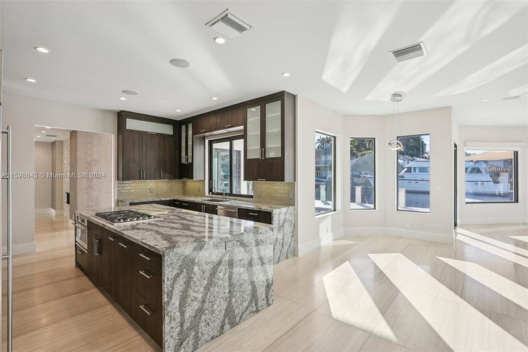 Под контрактом: $5,275,000 (5 спален, 3 ванн, 4858 Квадратных фут)