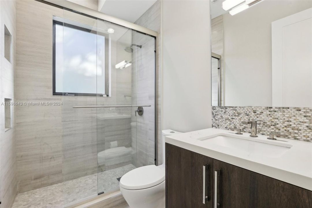 Под контрактом: $5,275,000 (5 спален, 3 ванн, 4858 Квадратных фут)