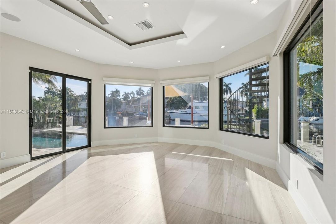 Под контрактом: $5,275,000 (5 спален, 3 ванн, 4858 Квадратных фут)