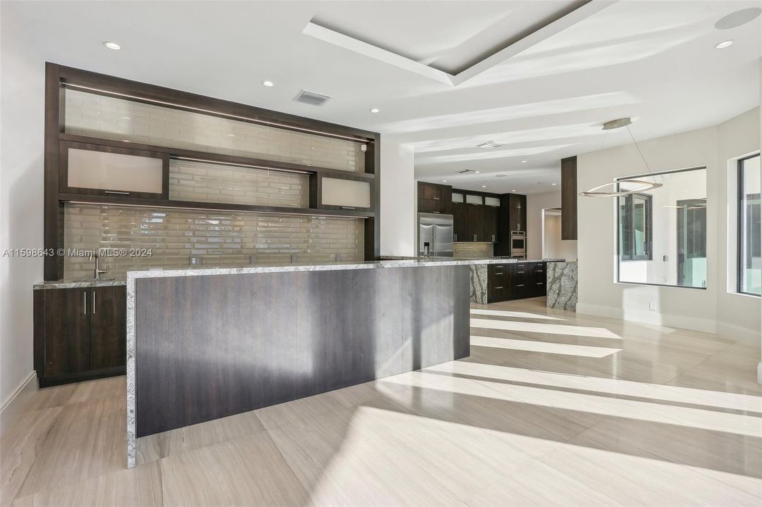 Под контрактом: $5,275,000 (5 спален, 3 ванн, 4858 Квадратных фут)