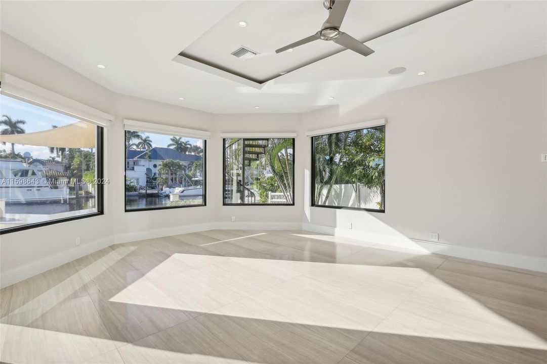 Под контрактом: $5,275,000 (5 спален, 3 ванн, 4858 Квадратных фут)