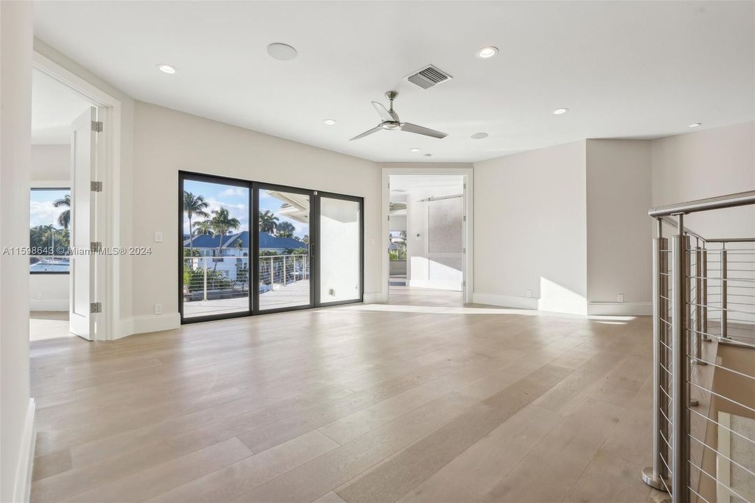 Под контрактом: $5,275,000 (5 спален, 3 ванн, 4858 Квадратных фут)