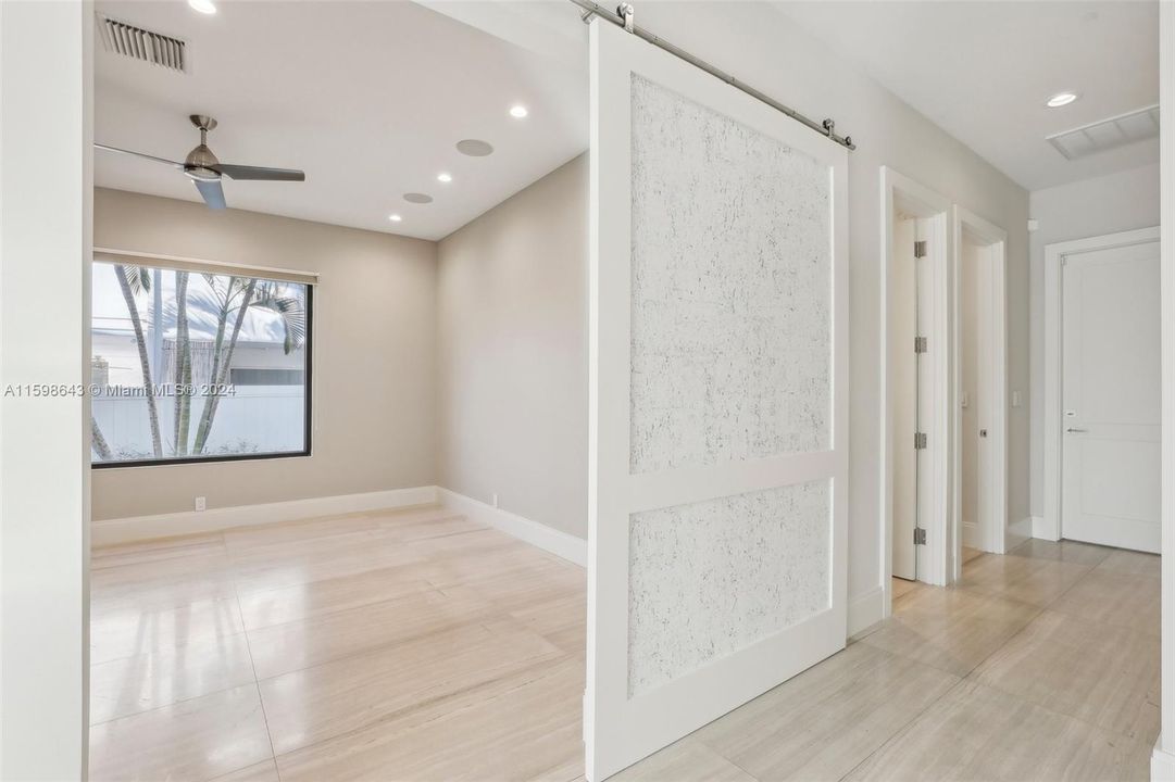 Под контрактом: $5,275,000 (5 спален, 3 ванн, 4858 Квадратных фут)