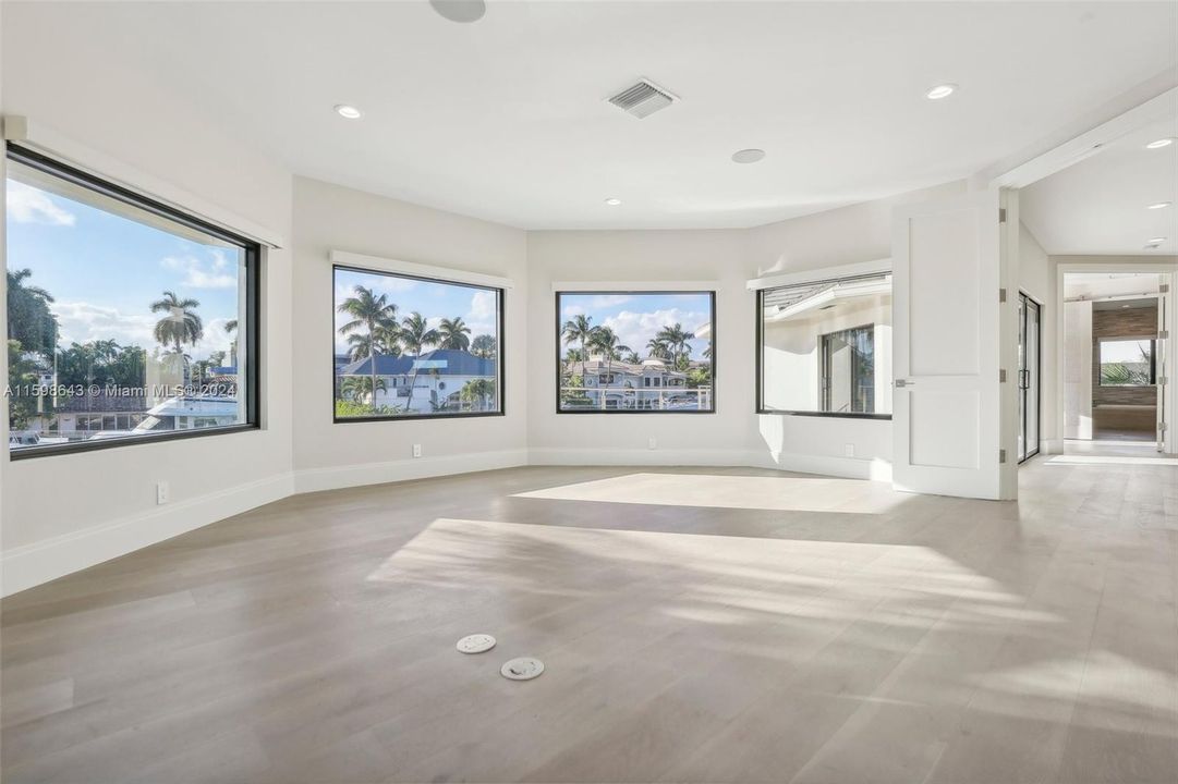 Под контрактом: $5,275,000 (5 спален, 3 ванн, 4858 Квадратных фут)