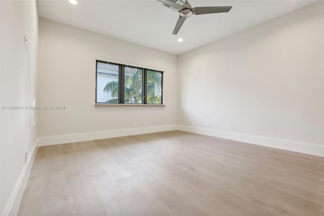 Под контрактом: $5,275,000 (5 спален, 3 ванн, 4858 Квадратных фут)