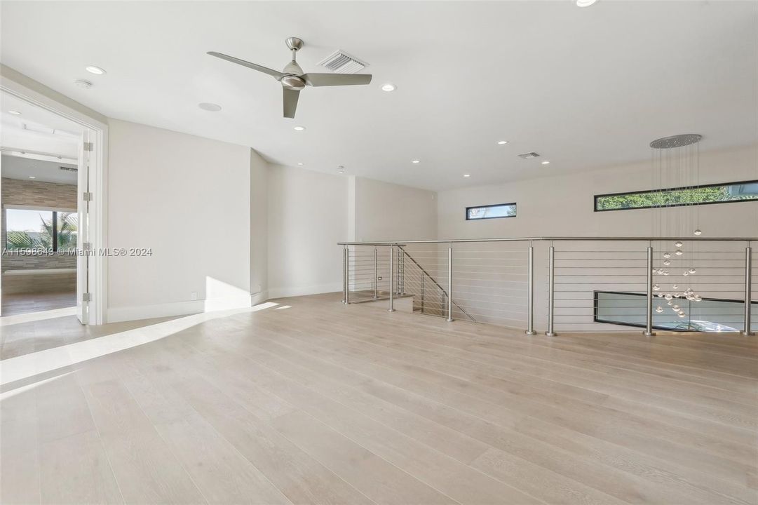 Под контрактом: $5,275,000 (5 спален, 3 ванн, 4858 Квадратных фут)