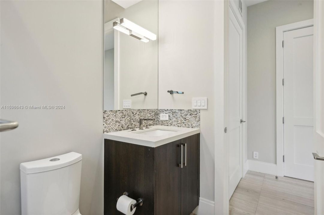 Под контрактом: $5,275,000 (5 спален, 3 ванн, 4858 Квадратных фут)