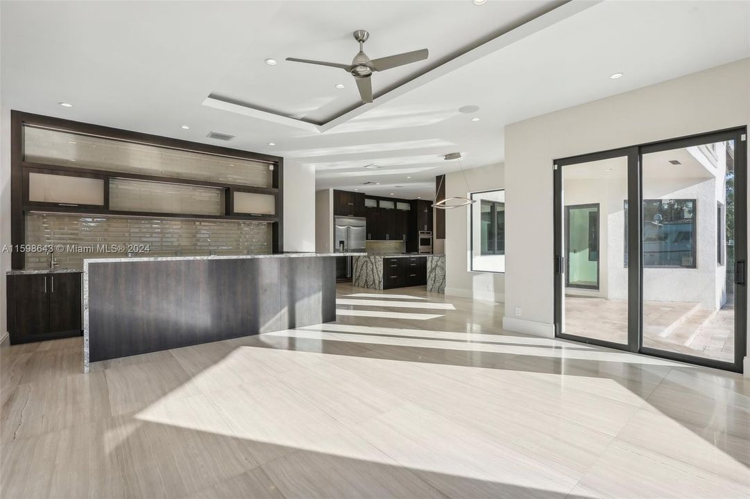 Под контрактом: $5,275,000 (5 спален, 3 ванн, 4858 Квадратных фут)