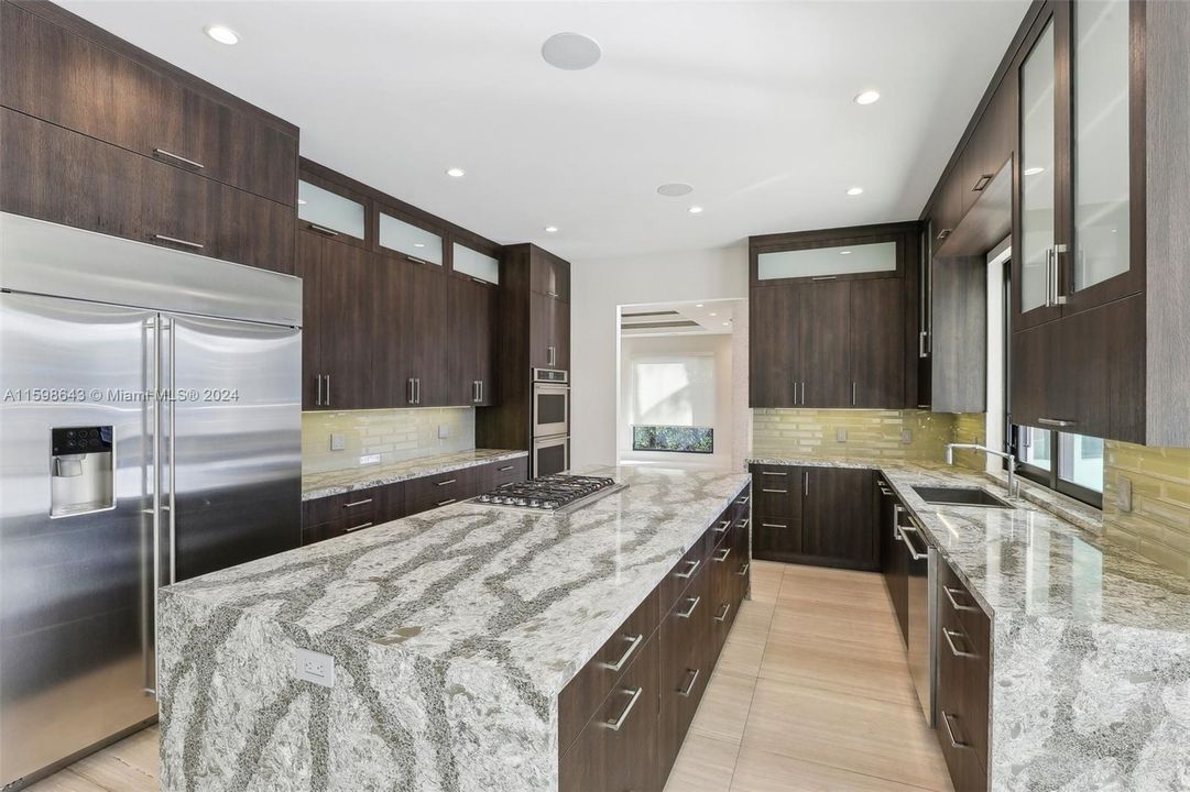 Под контрактом: $5,275,000 (5 спален, 3 ванн, 4858 Квадратных фут)