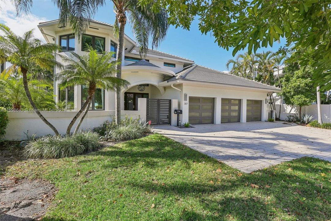 Под контрактом: $5,275,000 (5 спален, 3 ванн, 4858 Квадратных фут)