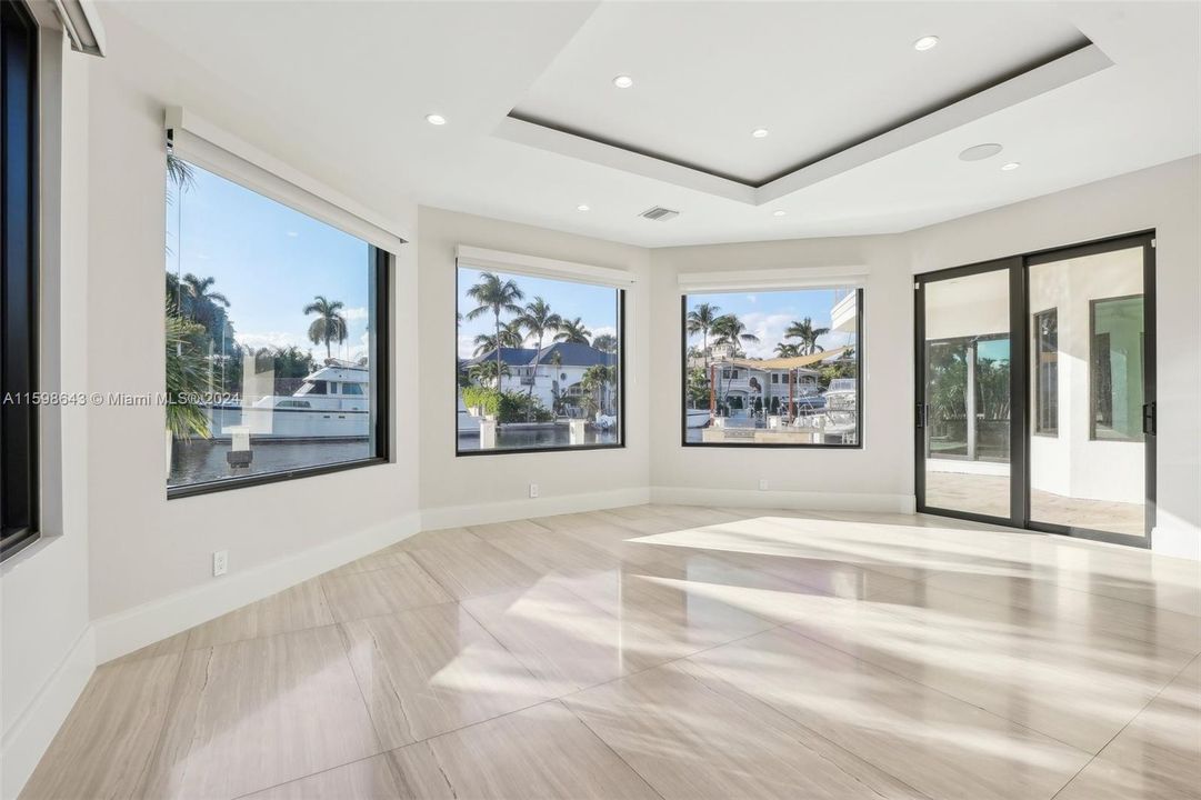 Под контрактом: $5,275,000 (5 спален, 3 ванн, 4858 Квадратных фут)