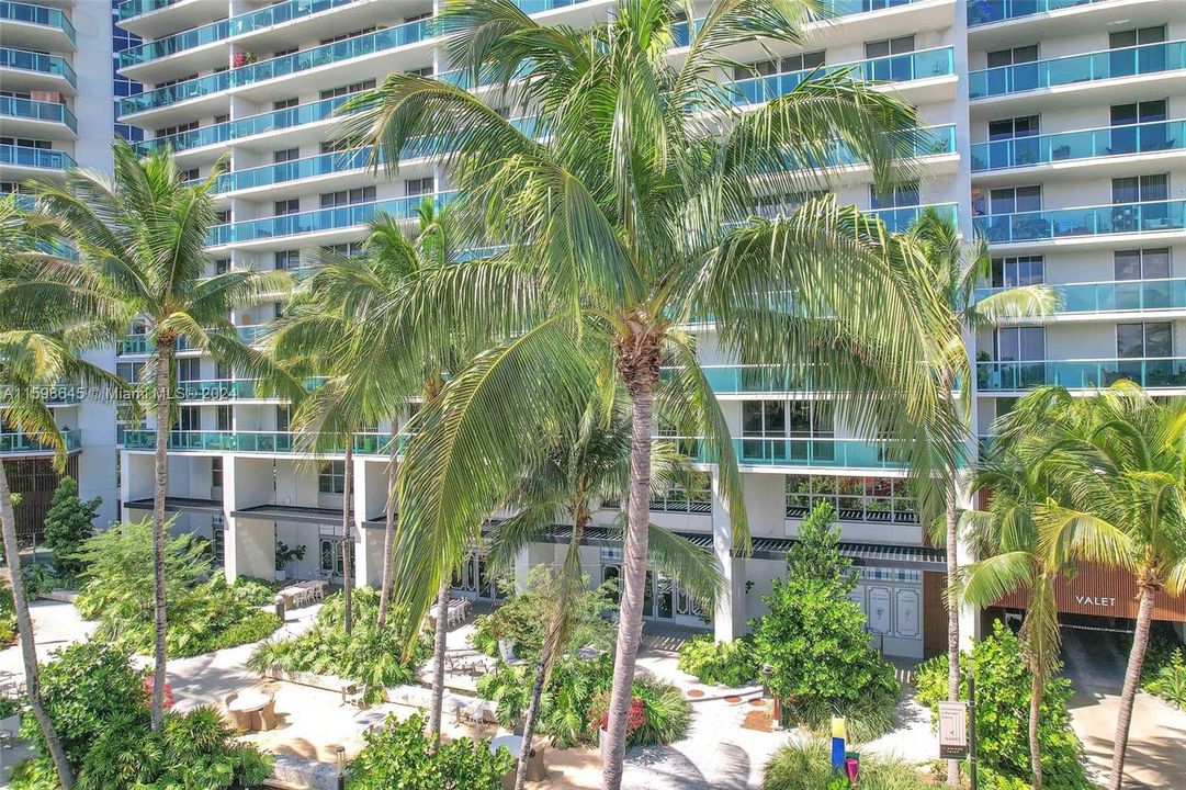 Recently Sold: $432,000 (1 beds, 1 baths, 737 Square Feet)