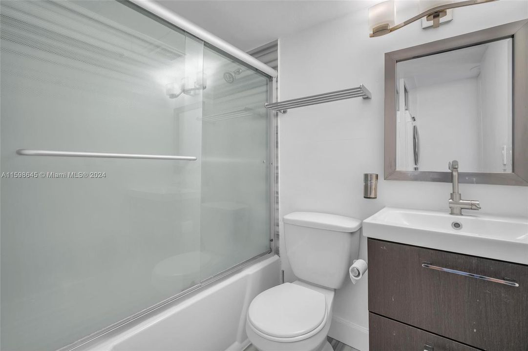 Recently Sold: $432,000 (1 beds, 1 baths, 737 Square Feet)