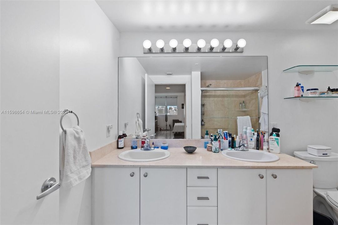 Recently Rented: $3,200 (1 beds, 1 baths, 850 Square Feet)